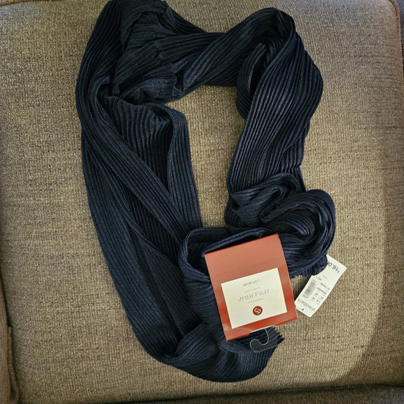 Dress Barn It's A Wrap Loop Infinity Scarf.  Navy Blue - Picture 1 of 4